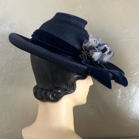 SUPERB NAVY 1940s\' STRAW WIDE BRIM FEDORA - UNUSUAL CROWN/VELVET BAND/FLOWERS main image 12